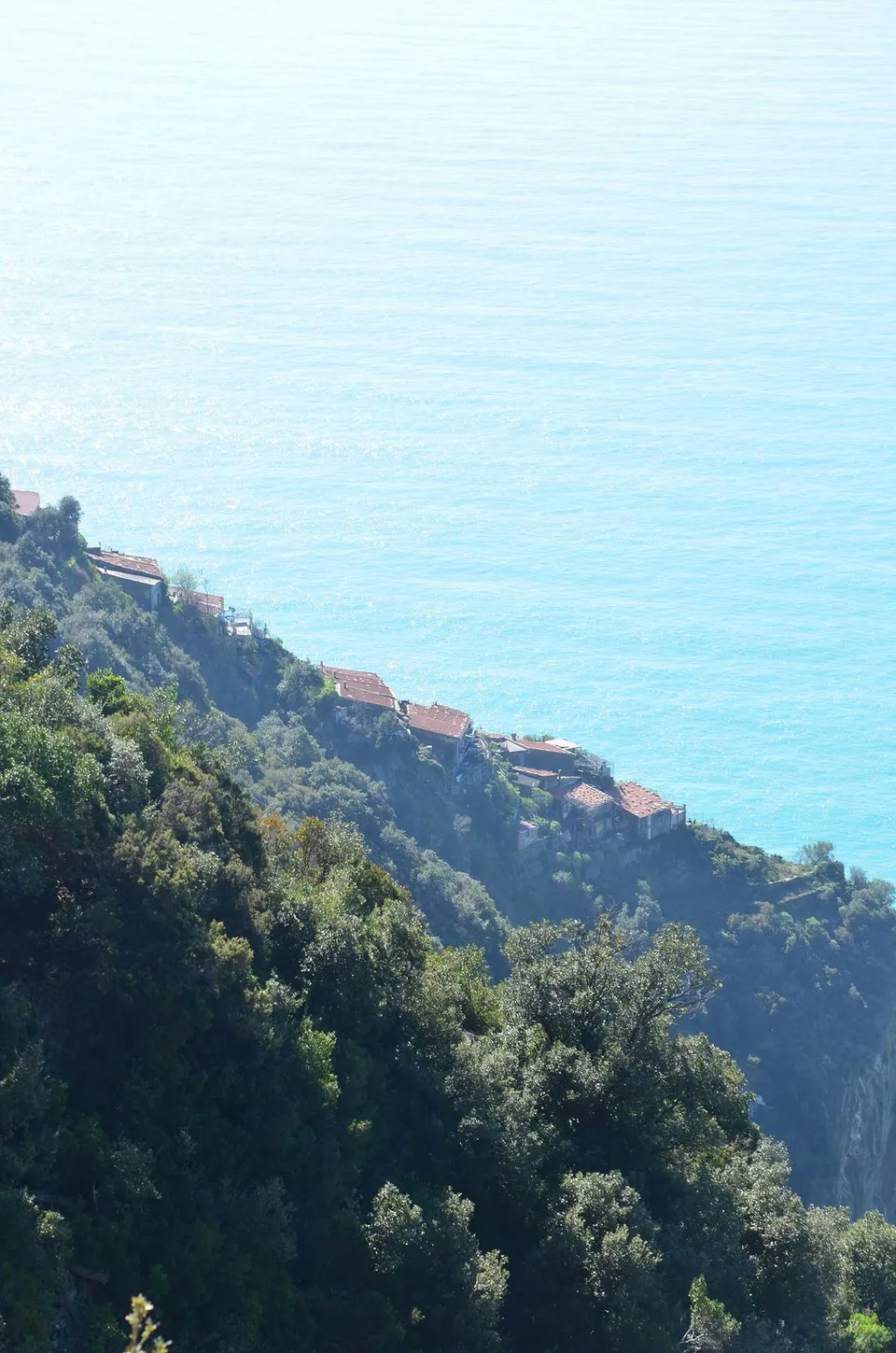 Diffused House — vista di Monesteroli sulla costa ligure