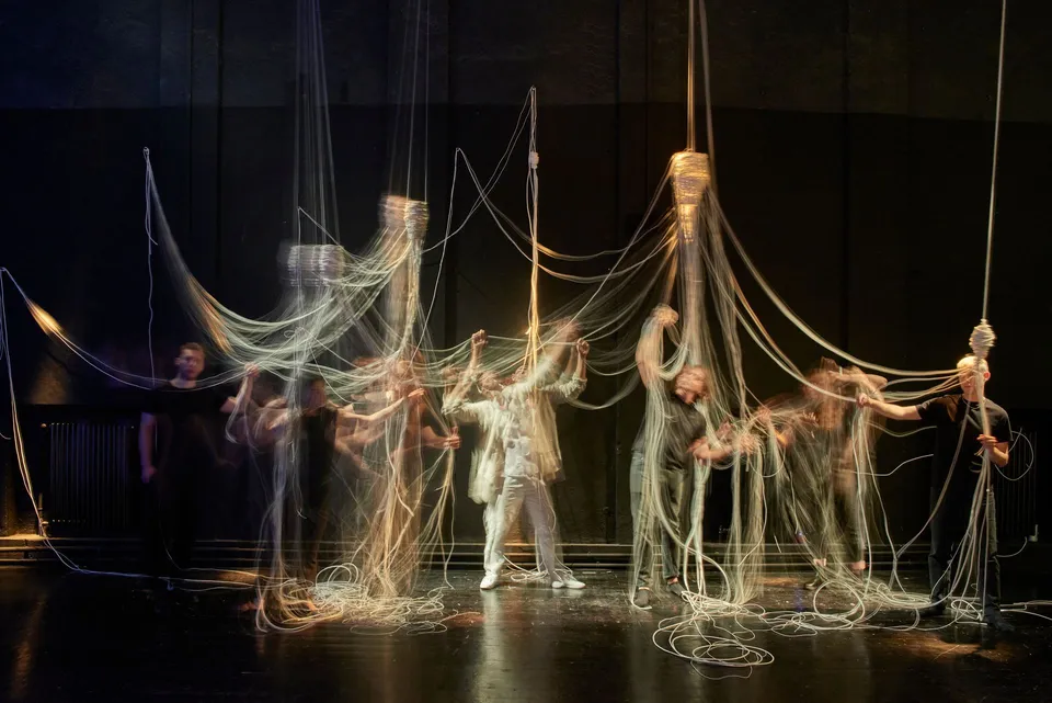 Colonie — scena teatrale al Teatro Arsenale di Milano, con installazione di cavi elettrici sospesi