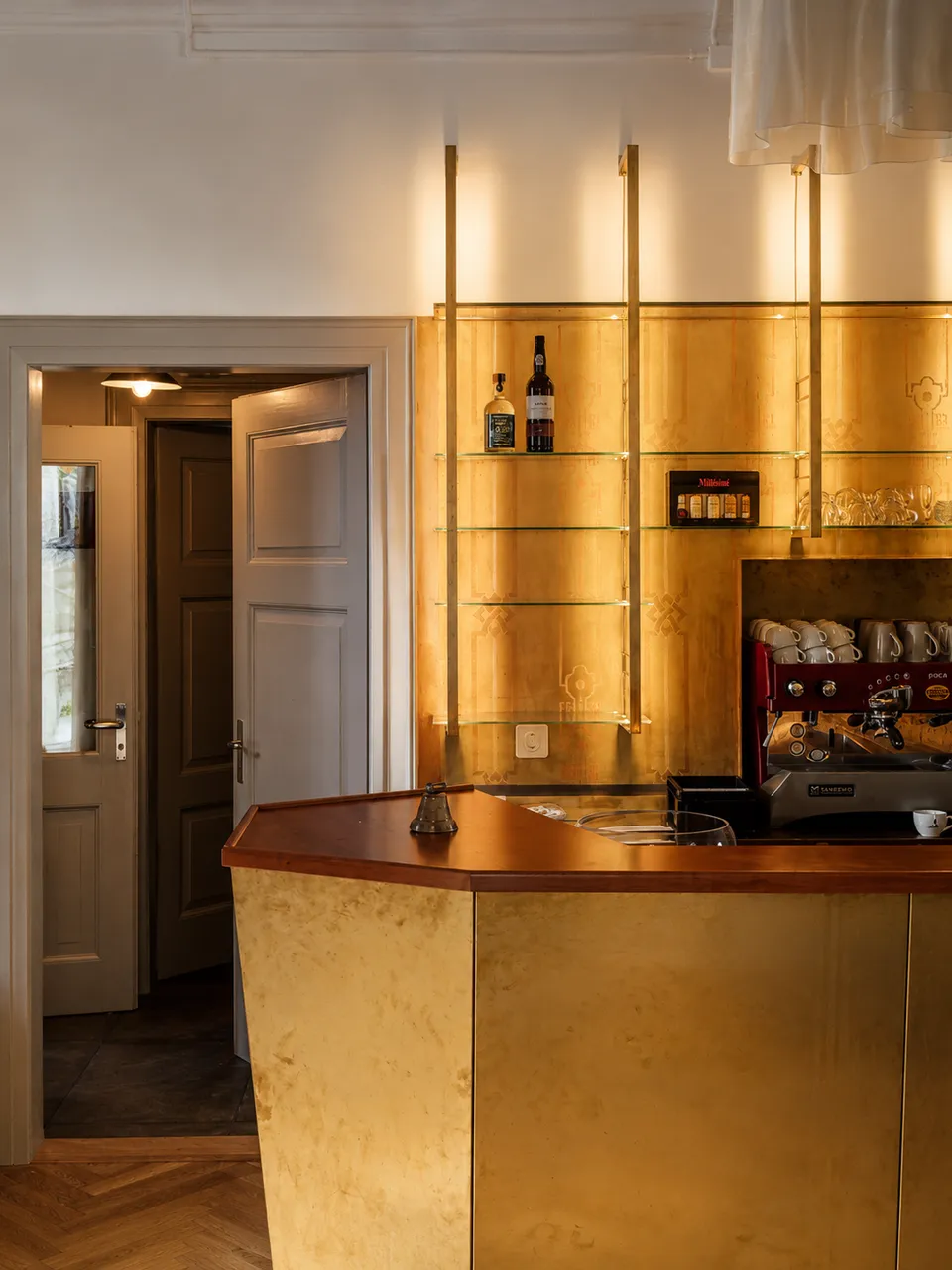 Ristorante Garni Bar Post — bancone bar in ottone e reception