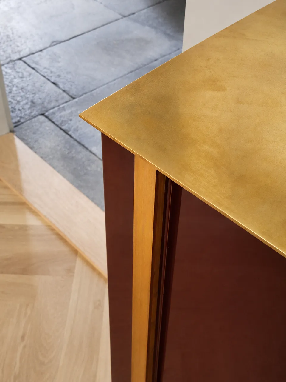 Ristorante Garni Bar Post — dettaglio materico del bancone in ottone